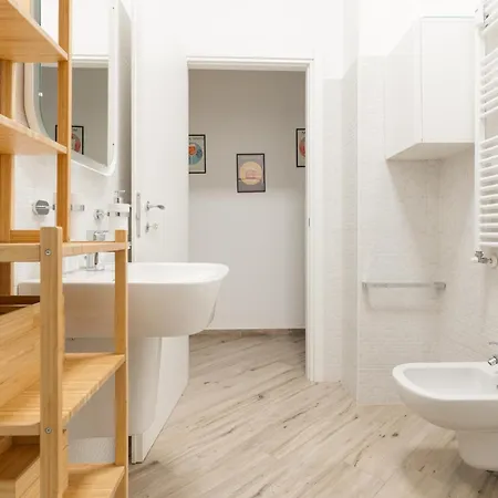Guesthost - Lovely Flat Near Frattini M4 * Milano
